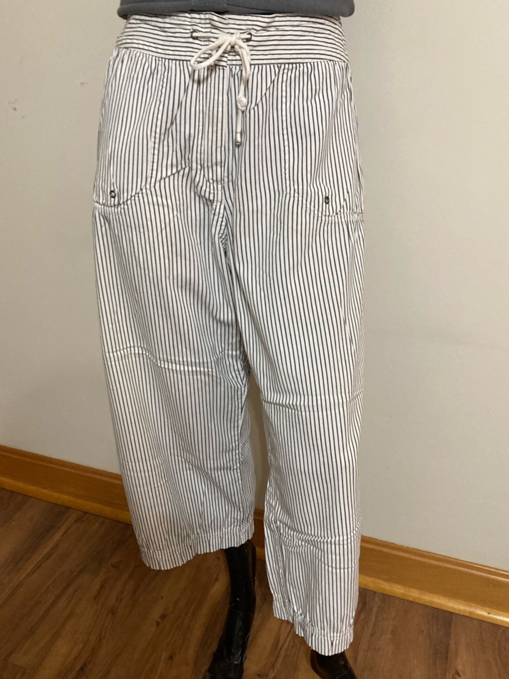 Striped Drawstring Wide-Leg Capris Pants - White & Black. Item# SScpc13